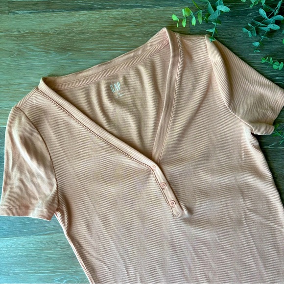 GAP Women's Ribbed Short Sleeve Henley - Picture 2 of 4